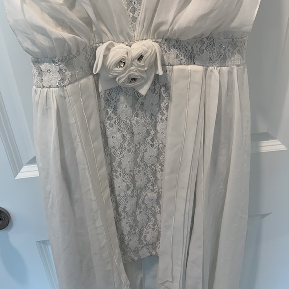 a white dress - Picture 4 of 4